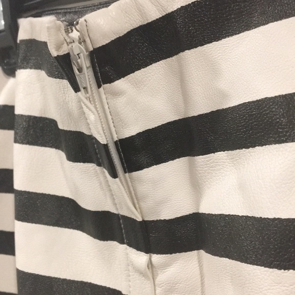 MINKPINK Faux Leather Striped Mini Skirt Size M - Picture 10 of 10